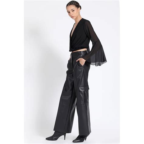 LIOLA Pantalon Cargo Ancho Efecto Cuero Negro Liola Falabella