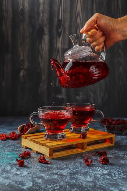 Té de hibisco caliente en una taza de vidrio y una tetera de vidrio