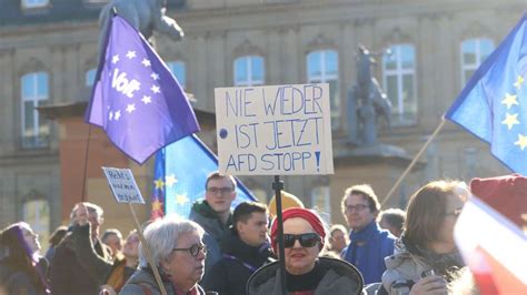 Erneut Mehrere Tausend Menschen Auf Dem Schlossplatz