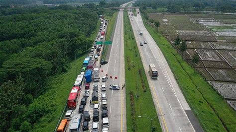 Penerapan Satu Arah Tol Cipali Ke Arah Jawa Tengah Foto Tempo Co