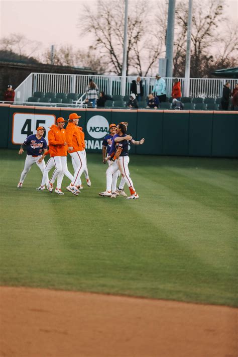 No 3 Clemson Scores Eight In The Ninth To Defeat No 7 Seminoles 9 8 In Game 2 Of Doubleheader