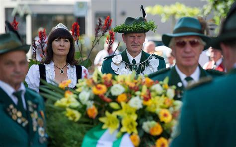 K Nigskette Bleibt In Der Familie Winfried Redeligx Ist Neuer