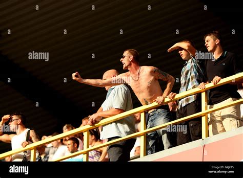 Millwalls Fans Taunt The Travelling Burnley Supporters Hi Res Stock