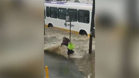 Mujer De La Tercera Edad Es Arrastrada Por La Corriente De Agua En