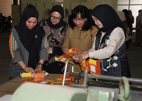 Sofha Marwah Bahtiar Ikut Belajar Teknik Ecoprint Bersama Peserta