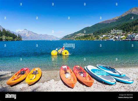 El Lago Wakatipu Desde La Orilla Del Lago Con Kayaks Y Bicicletas