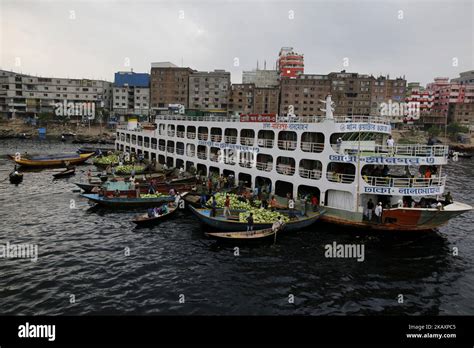 Les Bateaux Bangladais D Chargent Les Past Ques Du Traversier Sur Le