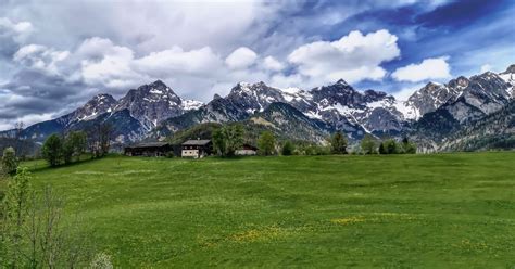 Frühlingskulisse mit Steinernen Meer Blick in Maria Alm am Steinernen