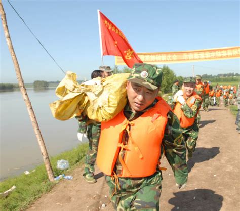 中国一汽百名预备役官兵奔赴抗洪第一线抢险新浪汽车新浪网