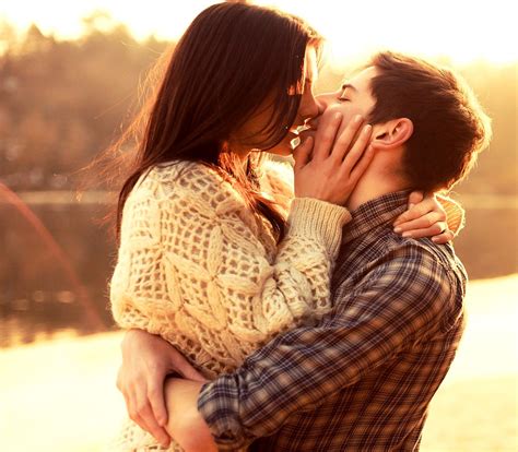 Cute Love Couple Kissing Whatsapp Dp 2015 Cute Love Couple Romantic Love Couple Romantic