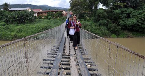 Pelajar Bergadai Nyawa Guna Jambatan Gantung Usang Ke Sekolah Harian