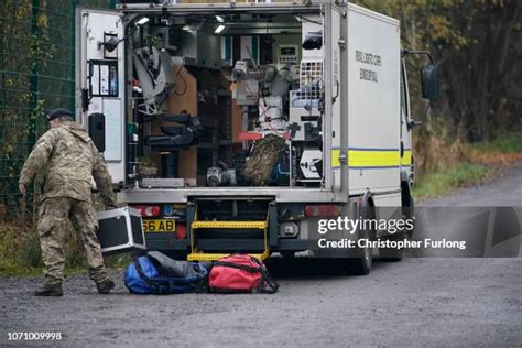 Bomb Disposal Expert Army Photos and Premium High Res Pictures - Getty ...