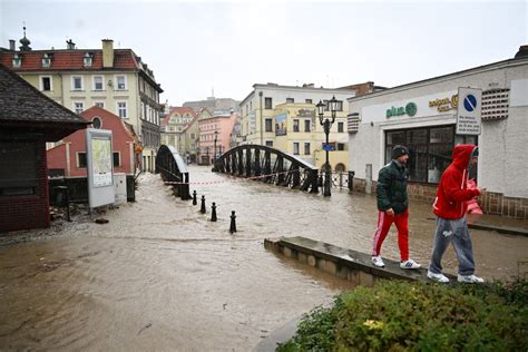 Powódź na Dolnym Śląsku Woda zalewa miasta ZDJĘCIA