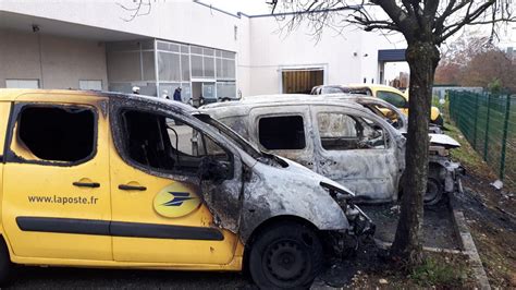 Saint Quentin Fallavier Plusieurs Véhicules Détruits Par Le Feu Sur Le