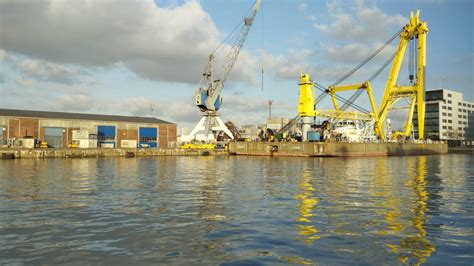 Dentro del gigantesco puerto de Róterdam 40 kilómetros de grúas y