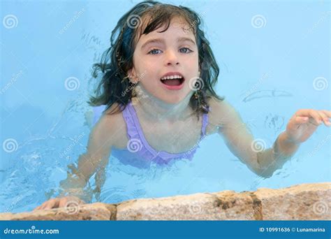 Schönes Kleines Mädchen Das Im Pool Lächelt Stockfoto Bild Von Lebensstil Feiertag 10991636