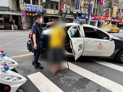 7旬街友老婦外出迷路｜中和暖警護送返收容中心 警政時報