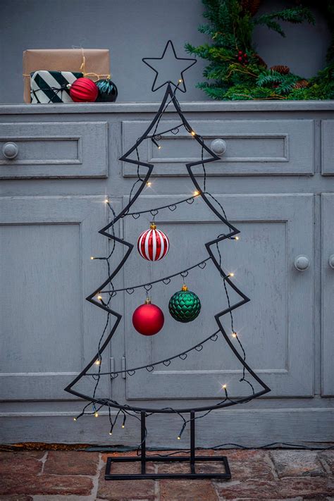 Mit Lichterkette Und Weihnachtskugeln Dekorierter Baum Aus Metall