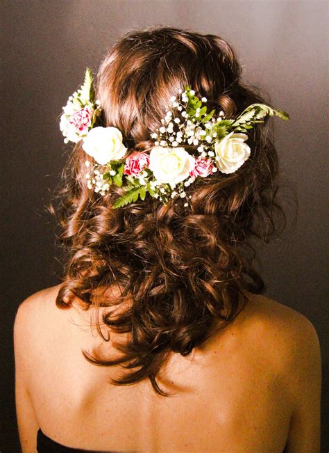 Coiffure Mariage Sur Cheveux Mi Longs Bouclés Avec Couronne De Fleurs