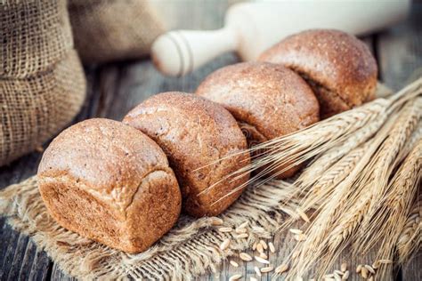 Verse Brood Bloem En Tarweoren Op Houten Lijst Stock Afbeelding