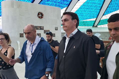 O Cão Que Fuma Bolsonaro Visita General E Vai à Catedral Em Brasília