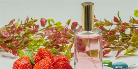 Descubre los 5 perfumes con fragancia a fresas que están causando sensación