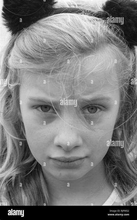 Sad Preteen Girl Banque Dimages Noir Et Blanc Alamy