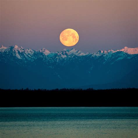 Full moon setting at sunrise, seen from Seattle [OC][1999x2000] : r ...