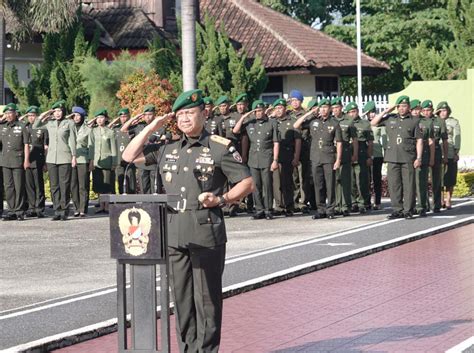 Danrem 162 WB Pimpinan Ziarah Rombongan Di Taman Makam Pahlawan Majeluk