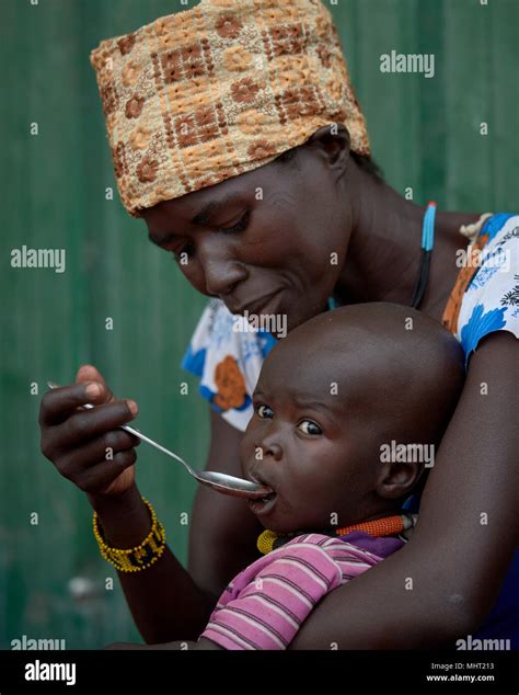 Parent feeding children africa hi-res stock photography and images - Alamy