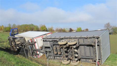 Lastwagen mit Anhänger auf der A8 bei Odelzhausen umgekippt