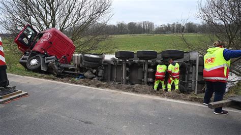 Kreisstra E Nach Unfall Vor Worpswede F R Stunden Gesperrt