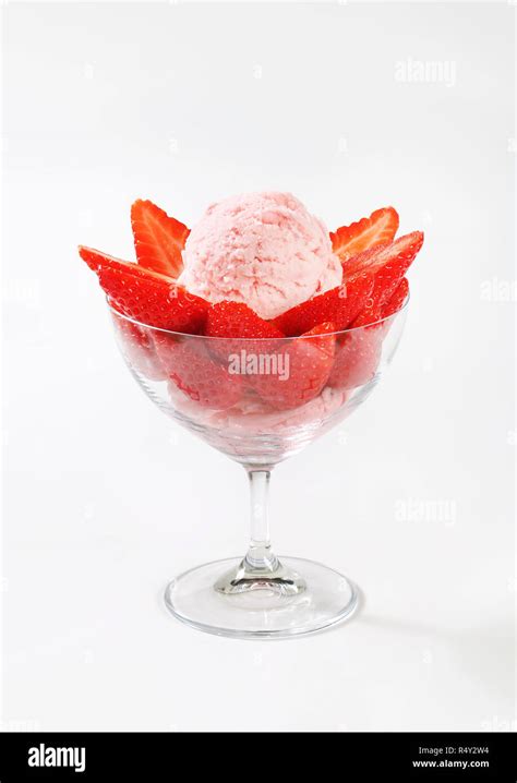 strawberry ice cream sundae Stock Photo - Alamy