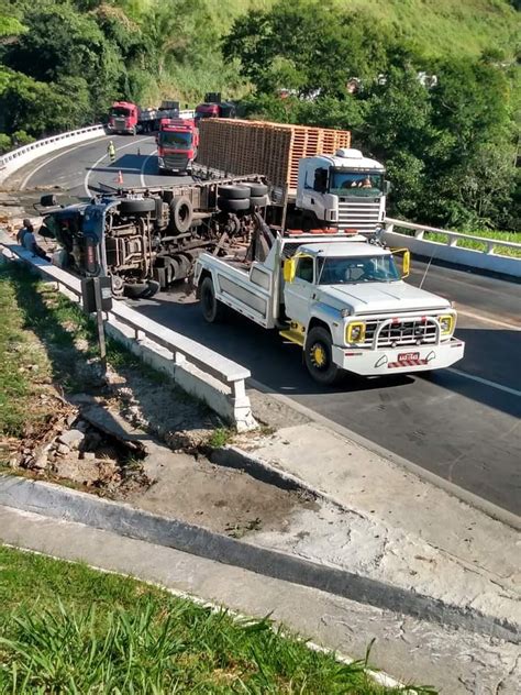 Caminhão que transportava chapas de ferro tomba e interdita a rodovia