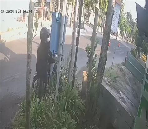 Aksi Dua Pria Mencuri Komponen Pju Di Jombang Terekam Cctv Ini Ciri