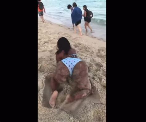 Culo de ébano comiendo bikini cuña profunda xHamster