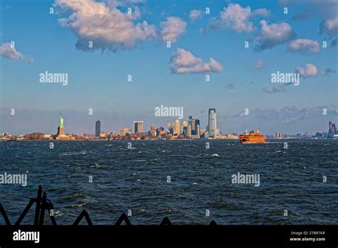 la skyline de Manhattan à New York depuis le ferry de staten island