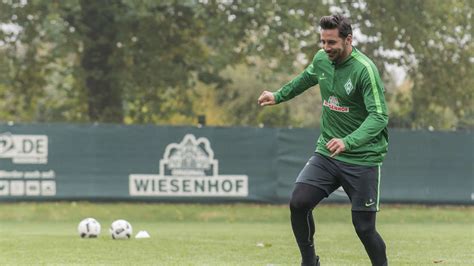 Claudio Pizarro Stürmer von Werder Bremen trainiert individuell für