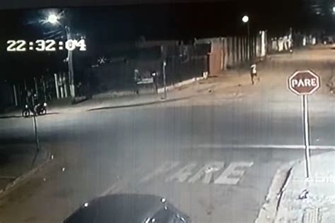 C Mera Flagra Dupla Atirando E Perseguindo Homem Em Rua Do Nova Lima