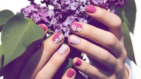 „pressed Flower Nails” Der Angesagteste Nail Art Trend 2022