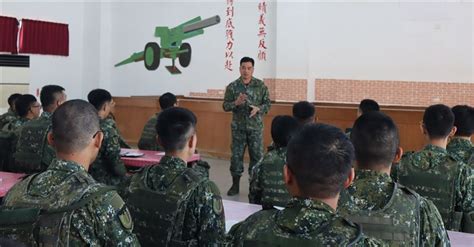 花防部指揮官視導混砲營基地訓練 軍聞 花防部指揮官視導混砲營基地訓練 青年日報