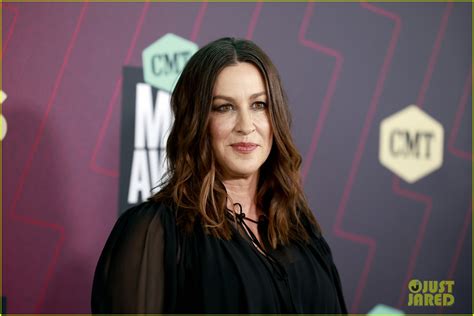 Alanis Morissette Lainey Wilson More Hit Red Carpet Before Their