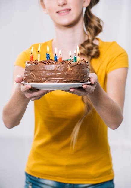 Primer Plano De Una Chica Con Pastel De Cumplea Os En Un Plato Blanco