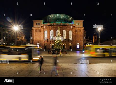 Weihnachtsmarkt A Magonza 2023 Blick Auf Das Staatstheater Mainz Davor