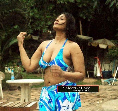 7 Hot Sexy Saba Khan Bikini Pics