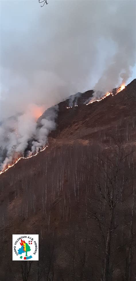 Ancora Incendi In Piemonte Rogo A Rimella Vigili Del Fuoco A Lavoro