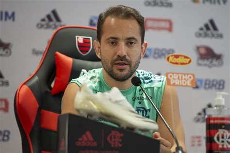 Everton Ribeiro comenta assédio árabe e celebra evolução após má fase