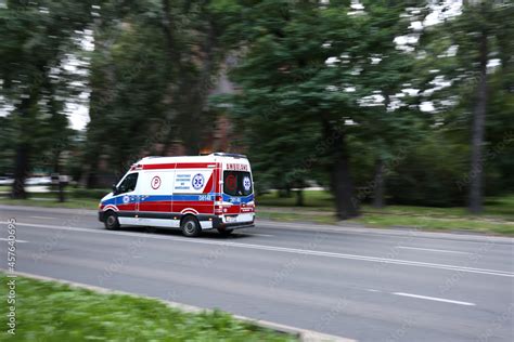 Karetka medyczna ratunkowa z pacjentem na sygnale jedzie z pomocą