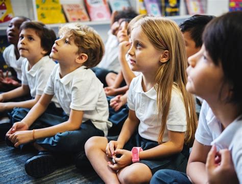 Ni Os Felices En La Escuela Primaria Foto Premium