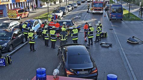 Unfall bei Wendemanöver in München Auto überschlägt sich drei